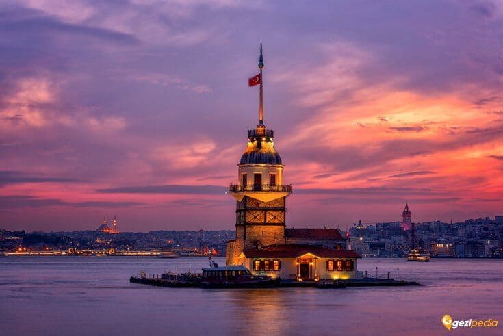 Kız Kulesi, İstanbul Boğazı'nda gün batımı